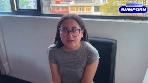 Follando a la mejor amiga de mi novia mientras ella no está, dejo su coño lleno de leche.