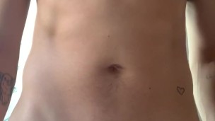 Joven de 18 años masturbandose en el baño