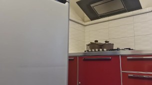 safada sem calcinha na cozinha