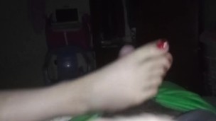 No se pudo contener a mi pequeña verga y me pajea la polla