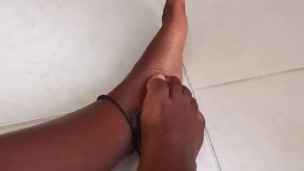 Pies sudados y sensuales, masaje con aceite y decoración de uñas