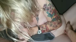 Reality couple. Ze pijpt zijn pik terwijl hij haar vingert. Ze komt klaar met pik in mond. Hij spuit