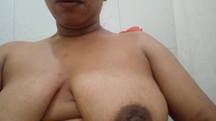 DON'T MISS THIS SQUIRTING!! THE STEPDAUGHTER GETS THE MILK ACCUMULATED IN HER PUSSY