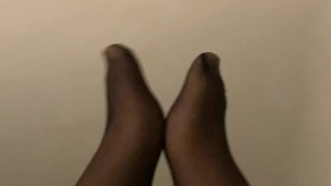 Mi sega lentamente con le calze fino a farmi sborarre addosso 🐾