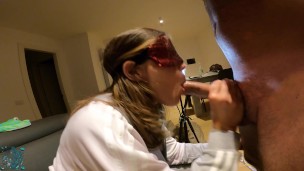 C'era una volta... un DIVANO ed un POMPINO! Sesso orale appassionato sul divano con ingoio!