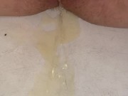 close up pussy pisses in tub while spread open - Screenshot 14 of 16 - Piss