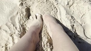 Sandy beach feet 😘🥰