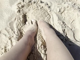Sandy beach feet 😘🥰