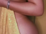 Menina  brasileira depois do banho mostrando seus peitos e bunda grandes 13/16