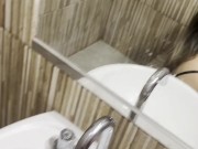 Regresé de una fiesta con mi hermanastro y lo follé en el baño antes que mama regrese a casa 6/16