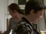 Ersties - Nach dem gemeinsamen Kochen genießen Effie und Birgit ein süßes Dessert 10/16