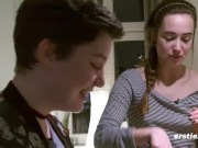Ersties - Nach dem gemeinsamen Kochen genießen Effie und Birgit ein süßes Dessert 13/16