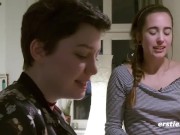 Ersties - Nach dem gemeinsamen Kochen genießen Effie und Birgit ein süßes Dessert 15/16