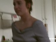 Ersties - Nach dem gemeinsamen Kochen genießen Effie und Birgit ein süßes Dessert 2/16