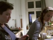 Ersties - Nach dem gemeinsamen Kochen genießen Effie und Birgit ein süßes Dessert 5/16