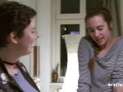 Ersties - Nach dem gemeinsamen Kochen genießen Effie und Birgit ein süßes Dessert 6/16