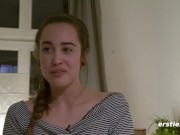 Ersties - Nach dem gemeinsamen Kochen genießen Effie und Birgit ein süßes Dessert 9/16