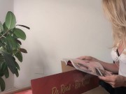 STUDENTESSA innocente SCOPA con LA BAMBOLA TANTALY DEI GENITORI al ritorno da scuola (DIA ITA) 2/16