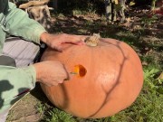 Ich Ficke meinen Riesen Halloween Kürbis und spritze auf ihn ab 2024