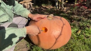 Ich Ficke meinen Riesen Halloween Kürbis und spritze auf ihn ab 2024