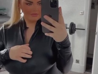 BBW STRIP TEASING AND BOUNCING ON A FAT DILDO!!