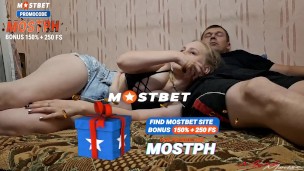 Netflix подождет, она возбудилась от постельной сцены