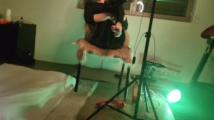 Reine Cruella en séance virtuelle de domination humilation