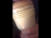 Je deviens excité pendant que je lèche sa chatte et me masturbe fleshlight