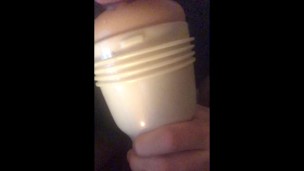 Je deviens excité pendant que je lèche sa chatte et me masturbe fleshlight