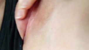 ella sabe que al tocarse no demora en mojarse