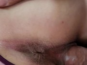 Super creampie anal. Hermanastra cachonda gime fuerte. Sexo amateur doggstyle con jugo de coño