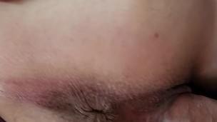 Super creampie anal. Hermanastra cachonda gime fuerte. Sexo amateur doggstyle con jugo de coño