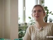 Ersties - Das süße Baby Ally kommt mit einem Sexspielzeug aus Glas 9/16