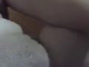 Fiquei toda molhada e gozei no consolo