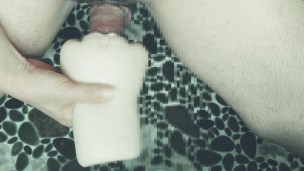 経産婦の膣の様な柔らかく包み込むオナホでオナニーして、びゅるっと射精する