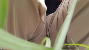 野外でこっそり放尿する日本人女性