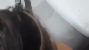 No me aguante y se la chupe a mi mejor amigo en el cumpleaños de su padre, por poco nos descubren 🥵