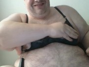 Gewichte an meinen Nippeln im Schwarzen Loch-BH