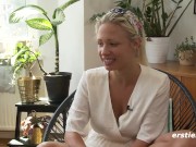 Ersties - Die atemberaubende Gabi verführt sich selbst auf der Couch 10/16