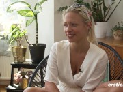 Ersties - Die atemberaubende Gabi verführt sich selbst auf der Couch 5/16