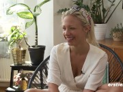 Ersties - Die atemberaubende Gabi verführt sich selbst auf der Couch 7/16