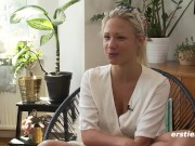 Ersties - Die atemberaubende Gabi verführt sich selbst auf der Couch 8/16