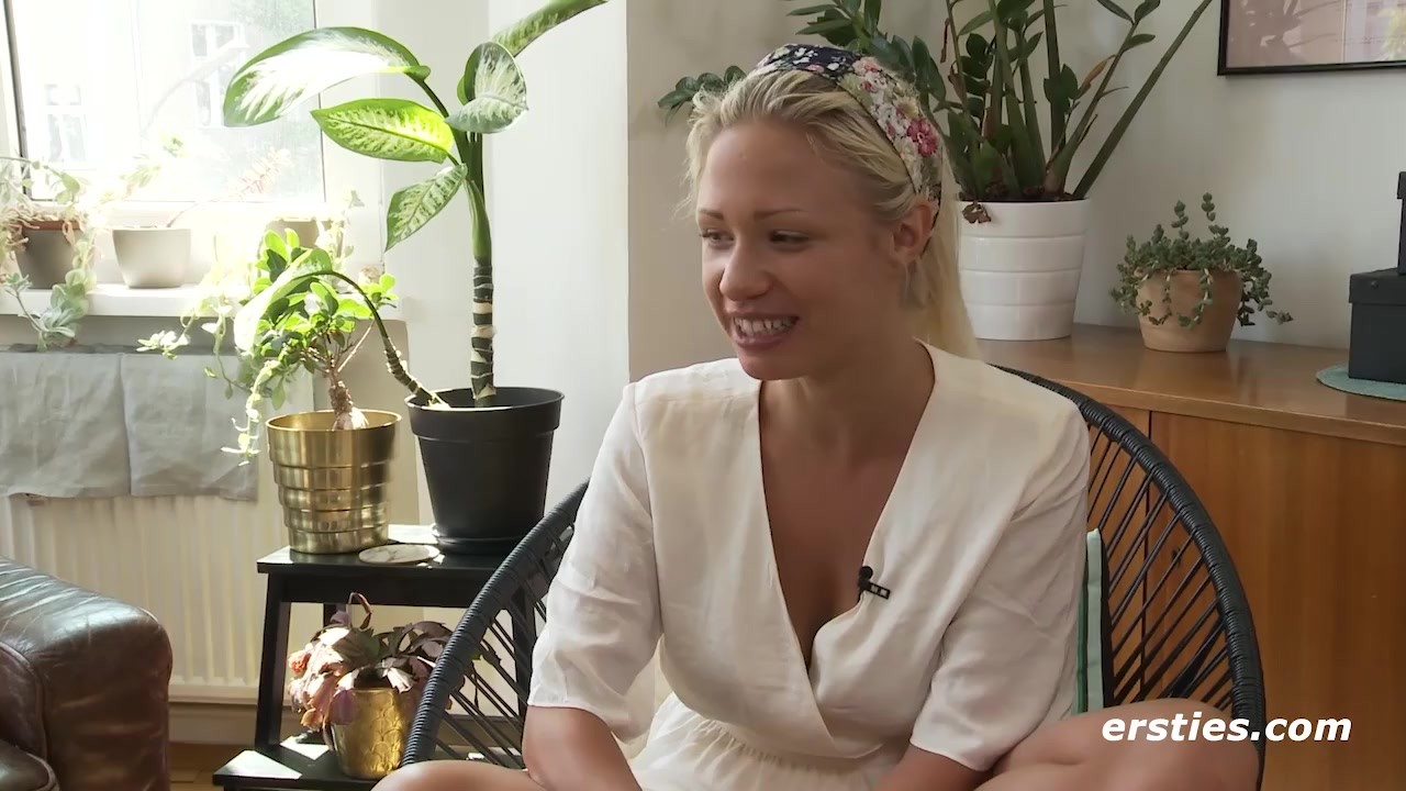 Ersties - Die atemberaubende Gabi verführt sich selbst auf der Couch - Free Sex Video - RedTube