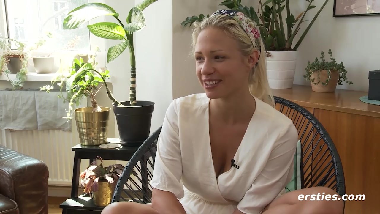 Ersties - Die atemberaubende Gabi verführt sich selbst auf der Couch - Free Sex Video - RedTube