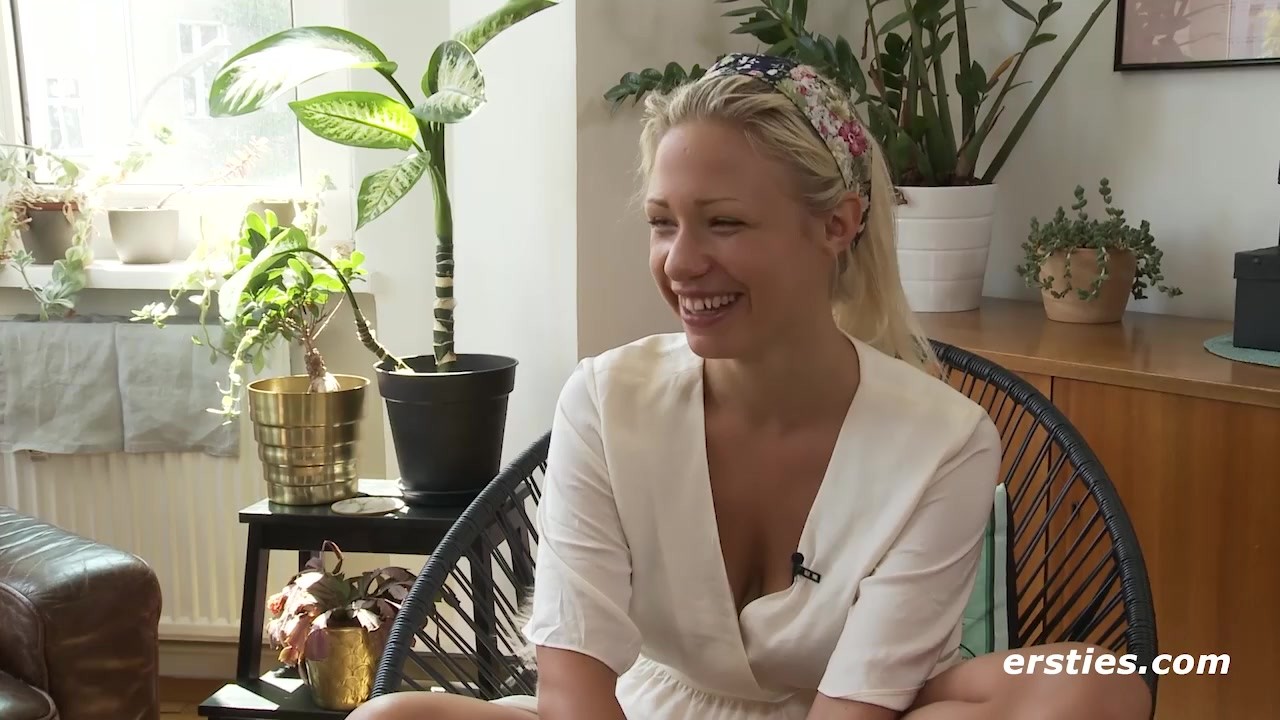 Ersties - Die atemberaubende Gabi verführt sich selbst auf der Couch - Free Sex Video - RedTube