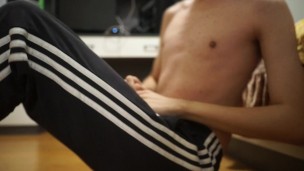 18岁男孩展示他诱人的身体