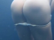 Quitándome el bikini en la alberca