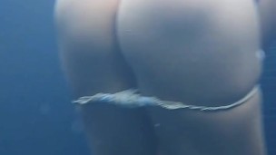 Quitándome el bikini en la alberca