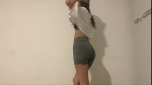 ME CALIENTO CON MI ENTRENADOR EN LA CLASE Y ME MONTO EN SU POYA - ft Burningbluehot