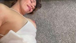 снова застрял, на этот раз под телевизором.